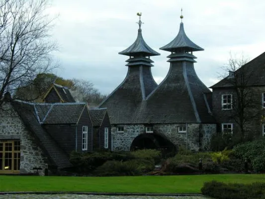 Bild: Die „Kleinste Bar der Welt“ zu Besuch bei der Keith-Strathisla Whisky Distillery