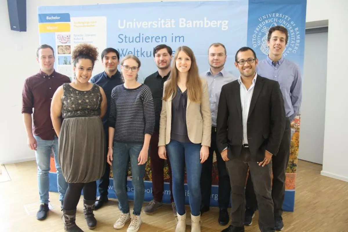 Christian Proaño (2. v. r.) wird von Post-Doktorand Joep Lustenhouwer (rechts) in der Betreuung der aktuell sieben Promovierenden unterstützt. (Julia Dreßen/Universität Bamberg)