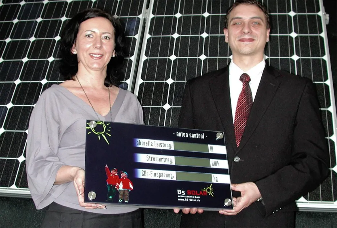 Susanne Pawlitz, Vertrieb Deutschland und Stefan Aland, Operativ Management der B5 Solar by Havelland-Wind GmbH präsentieren stolz die Produktneuentwicklung