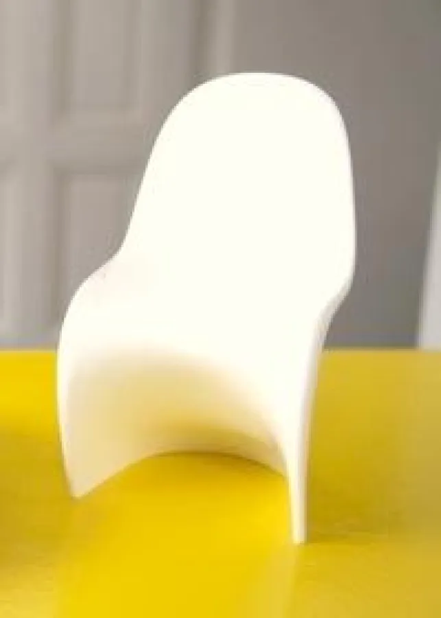 Ergonomisch geformte Design-Klassiker wie der Panton Chair von Verner PANTON im THE WAPPIN PROJECT.