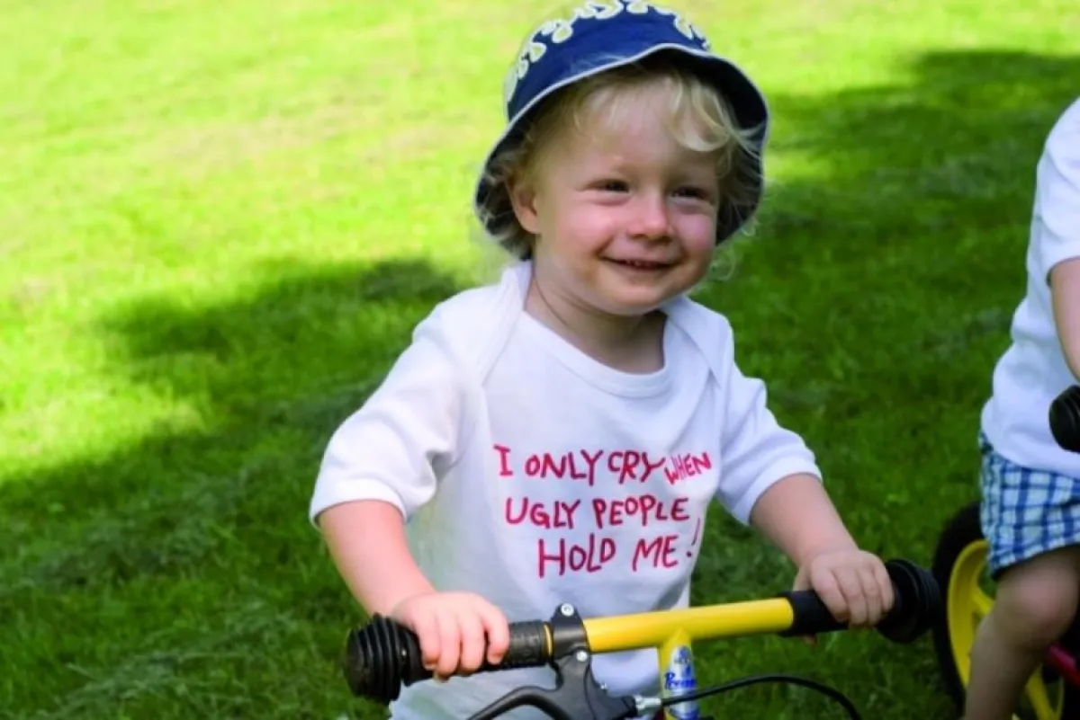 Baby-T-Shirt mit individuellem Motiv