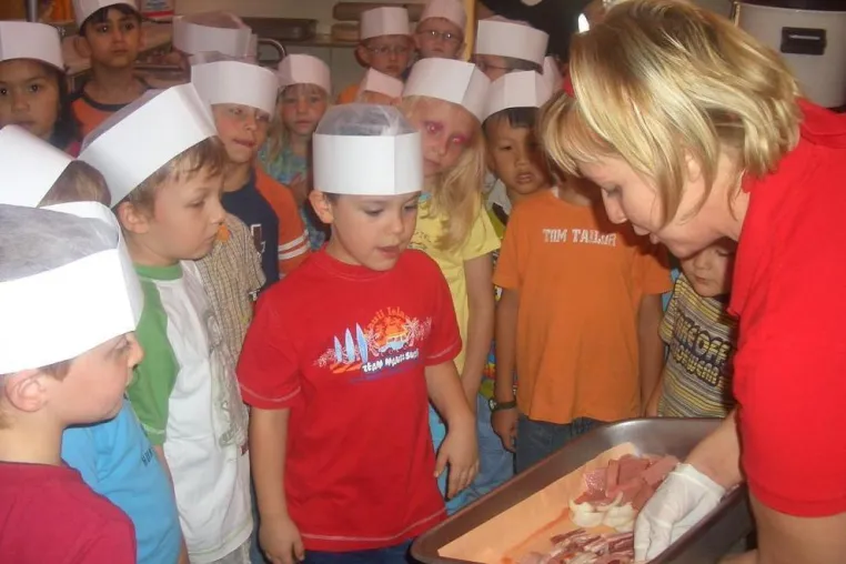 Wie belegt man sich ein gesundes Pausenbrot? Fleischerhandwerk beteiligt sich am Weltkindertag Bild: Wie belegt man sich ein gesundes Pausenbrot? Fleischerhandwerk beteiligt sich am Weltkindertag