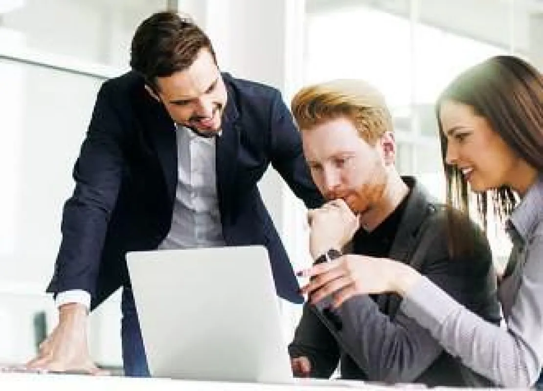 Planungsgespräch im Ingenieurbüro (@ shutterstock Goran Bogicevic)