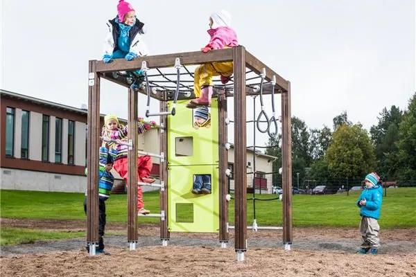 Bild: Neues skandinavisches Design für Lappsets Spielplatzklassiker aus Holz