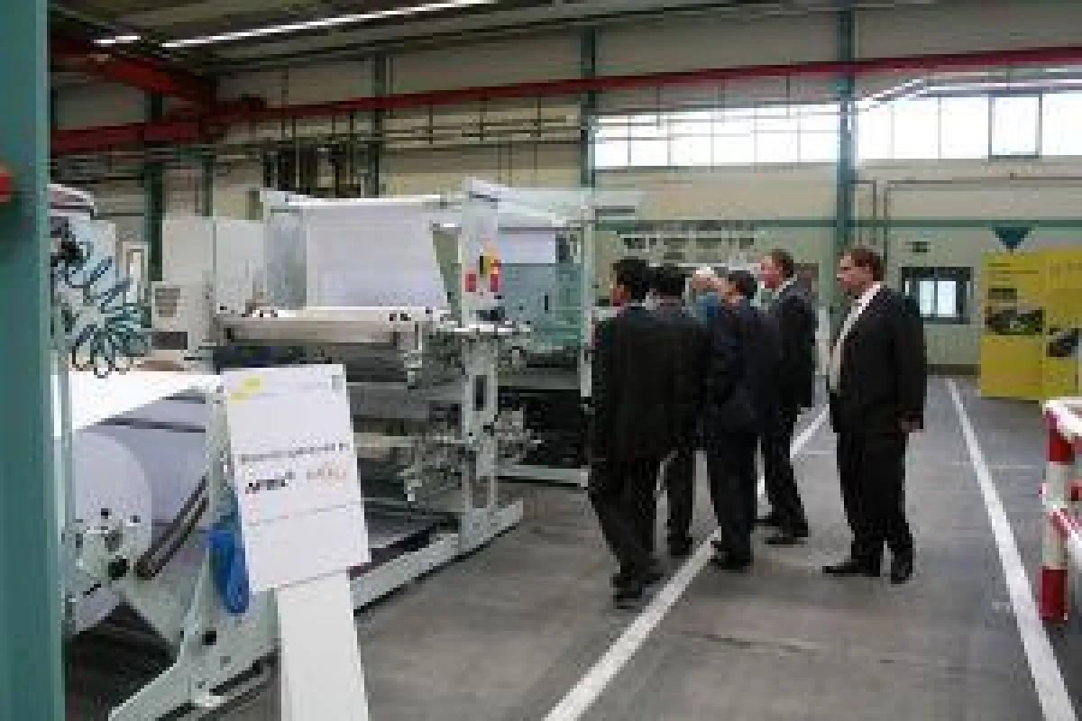 Die Schulheftmaschine Alpha RF von E.C.H. Will begeisterte die Besucher des Open Houses mit ihrer flexiblen Verarbeitung von Papier von der Rolle zu Schreibwarenartikeln in internationaler Export-Qual
