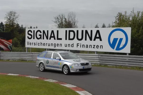 Bild: Neue Partner - auto motor und sport Fahrsicherheitszentrum am Nürburgring und SIGNAL IDUNA Gruppe