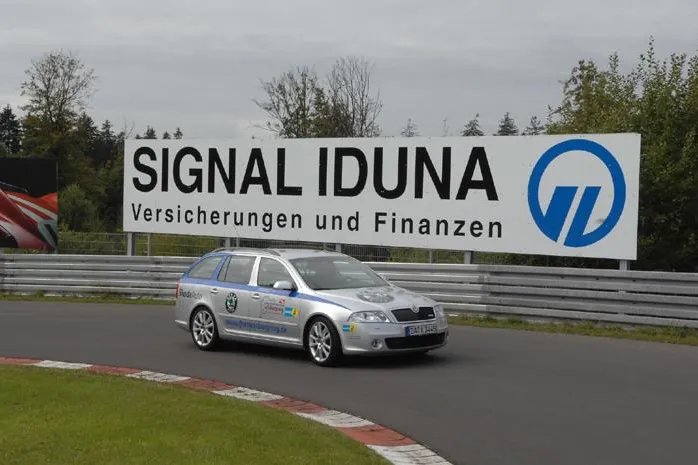 Bild: Neue Partner - auto motor und sport Fahrsicherheitszentrum am Nürburgring und SIGNAL IDUNA Gruppe