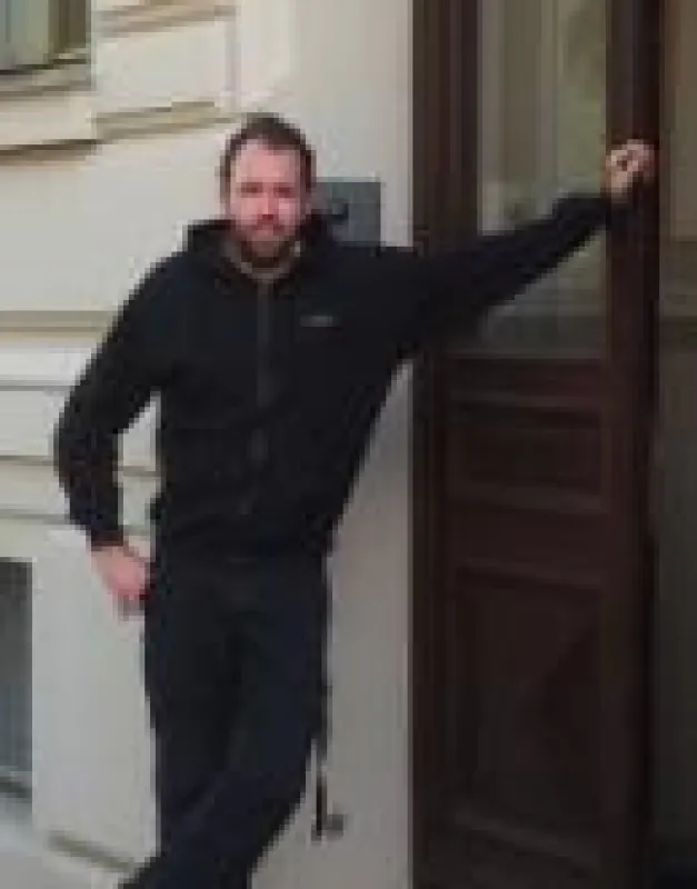 Matthias Müller vor dem neuen artlogic Büro