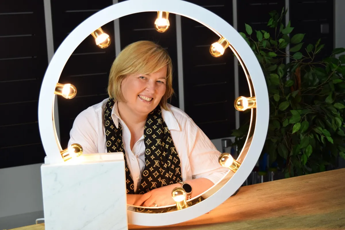 Powerfrau - Geschäftsführerin Marion Stolte mit der CASSIOPEIA von Milagro® by Maciej Zien.