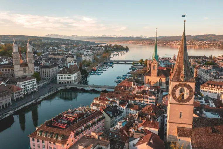 Bild: Sebastian Vetter & Dr. Thomas Vogel erkunden die besten Rooftop-Bars der Limmatstadt
