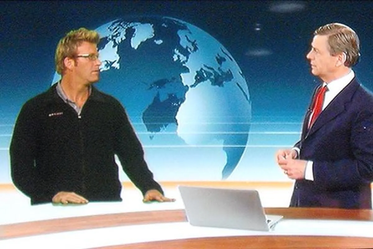 Alexander Hainz von Glastec mit Claus Kleber, Moderator des ZDF-heute-journals