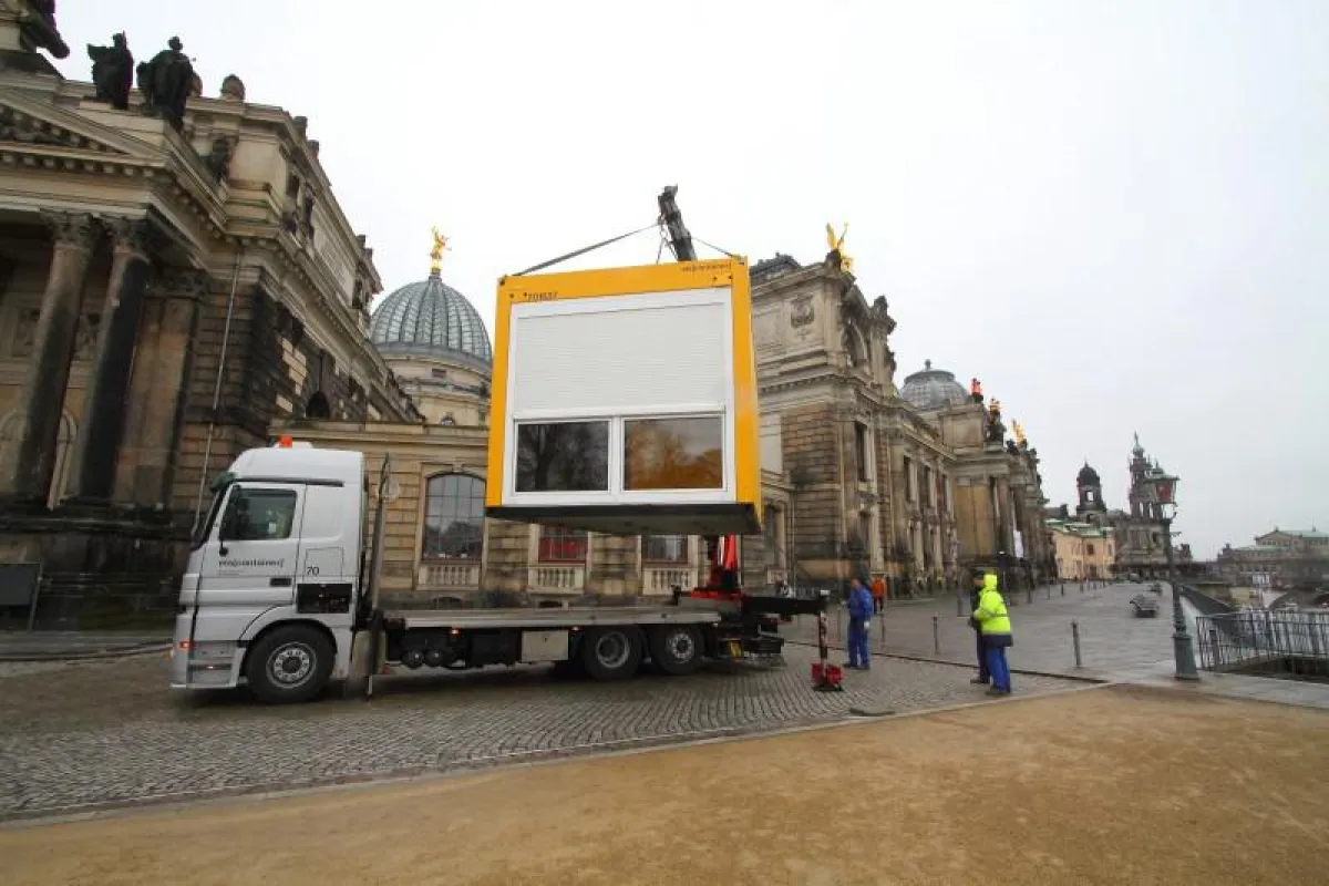 Schnelle Lieferung und Montag mit Spezial-Kran - hier für die Kunstaktion