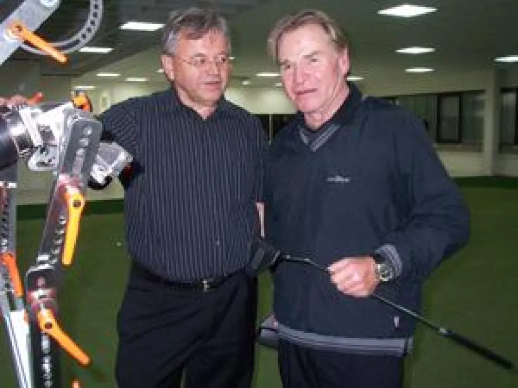 Wiestaw Kramski (re) und Fritz Wepper beim Putter-Fitting