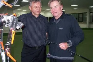 Bild: Star-Trio beim Kramski-Putter-Fitting