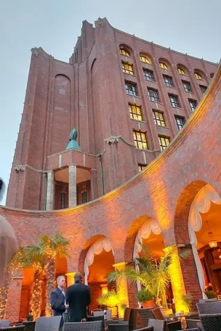 Bild: Love, Peace & Rock’n’Roll – Flower Power in der AMBER SUITE