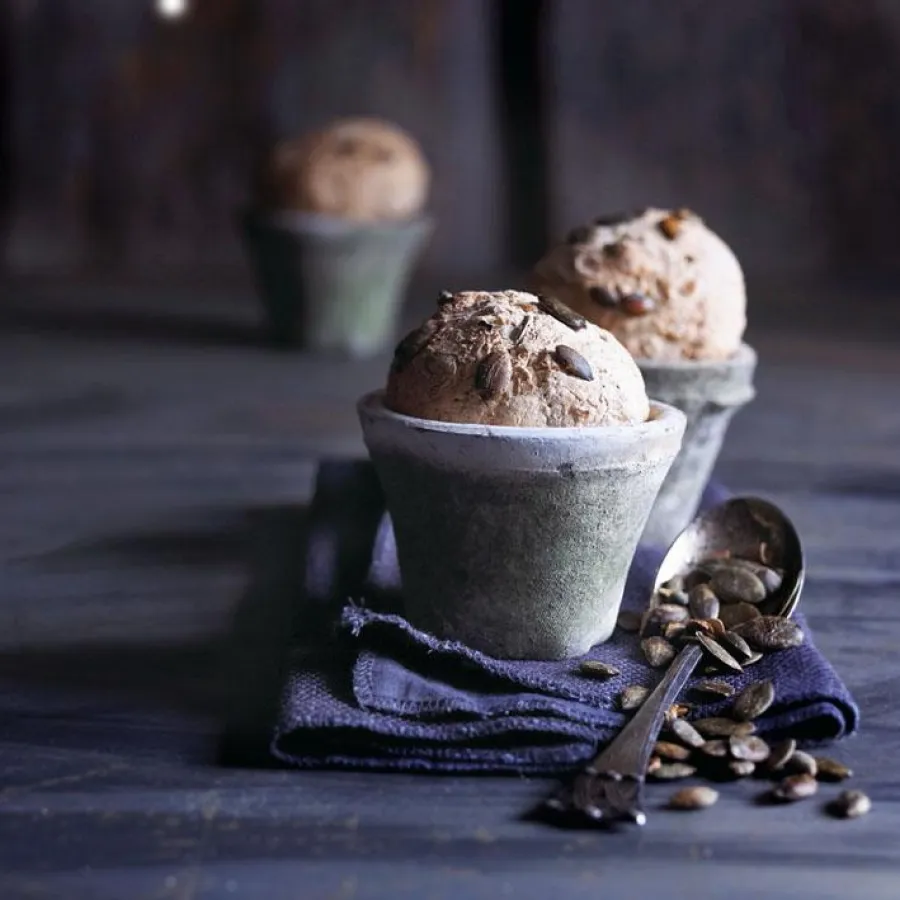 Ein Beispiel aus der neuen Mystic-Light-Kollektion von StockFood (Motiv: Dessert mit Kürbiskernen)