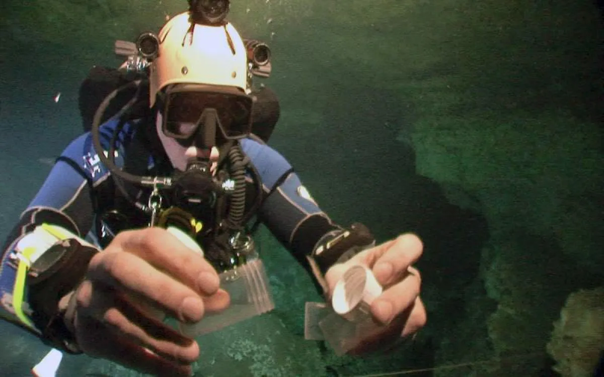 Dr. Björn Marcus von Reumont sucht im Höhlensystem “Systema Crustacea” in Mexiko in 25 Metern Tiefe nach Remipedien. (Foto: Privat)