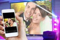Bild: Erinnerungen aus Dutzenden Perspektiven auf der Beamer-Leinwand mit der interaktiven Selfiewall