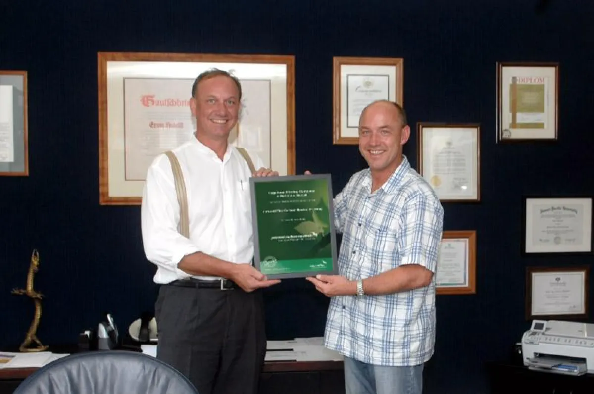 Erwin Hudelist, President der Hagedone Printing Company und Andreas Weckwert von natureOffice bei der Übergabe des Zertifikats