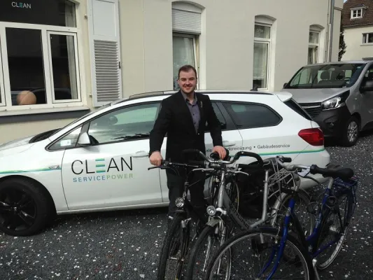 Bild: Spontane Hilfe: Fahrräder für Flüchtlinge - Bonner Gebäudereiniger räumt sein Lager