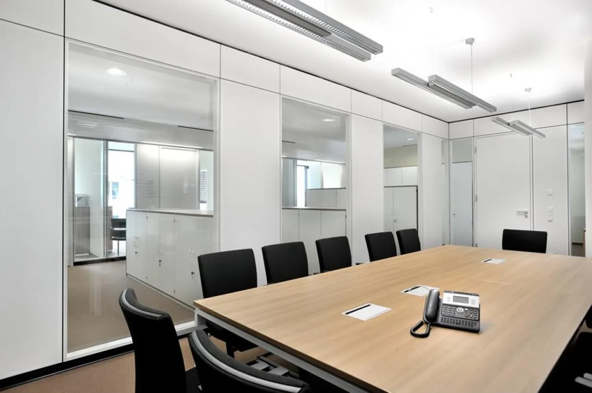 Goldbach Kirchner Systemtrennwand T35 mit Zweischeibenverglasung und Akustikelement sonic10