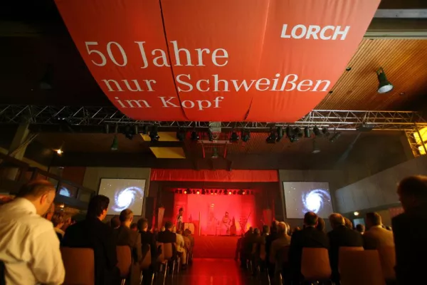 Lorch Schweißtechnik feiert 50 jähriges Firmenjubiläum und macht sich für Kinder in Not stark Bild: Lorch Schweißtechnik feiert 50 jähriges Firmenjubiläum und macht sich für Kinder in Not stark