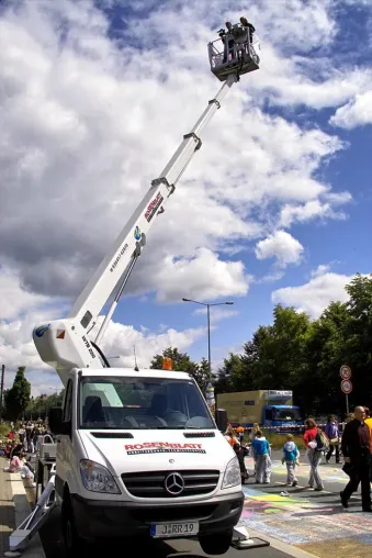 Bild: Arbeitsbühne von System Lift bringt Fotografen in Position beim Weltrekord-Projekt in Jena
