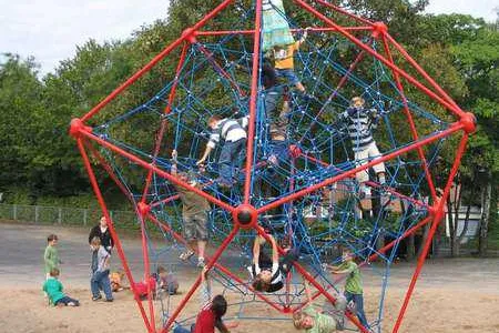 Bild: Spielplatzgeräte von Tri-Poli für die Kinder