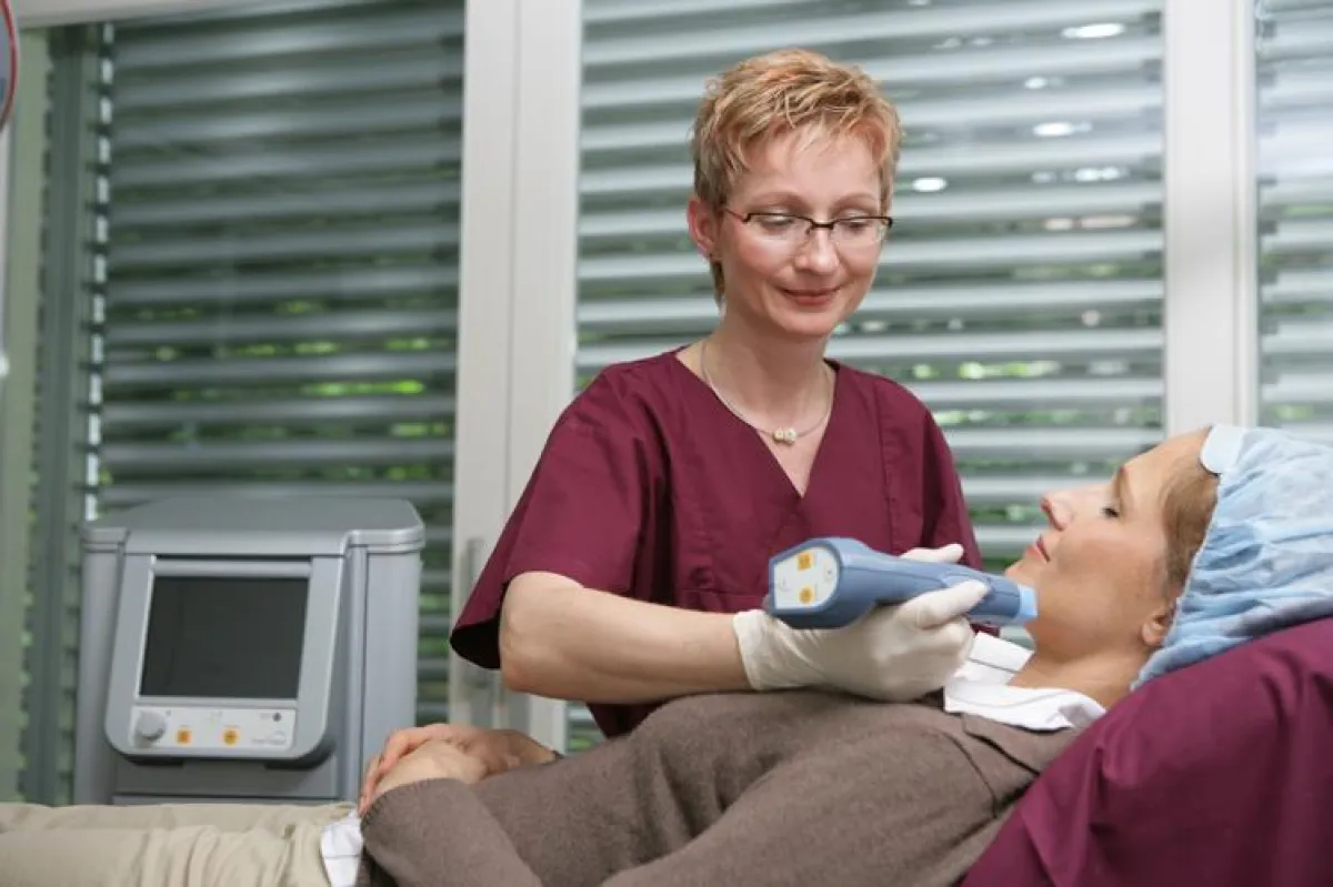 Die Expertin Dr. Birgit Buxmeyer bei einer Thermagebehandlung in der Rosenpark Klinik