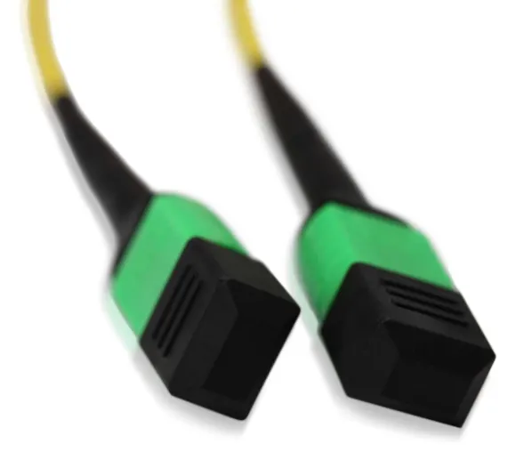 Bild: ETD Glasfaser bietet leistungsstarke LWL-Kabel mit MPO Steckverbindern für Rechenzentren