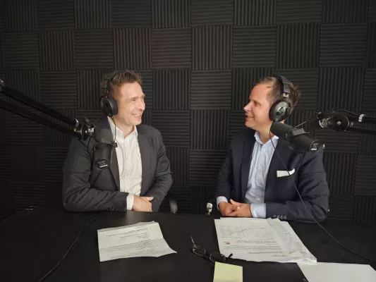 Bild: Podcast - Im Expertengespräch mit Prof. Dr. Tobias Just, Uni Regensburg, IREBS  - Ab 5. Juni auf Spotify