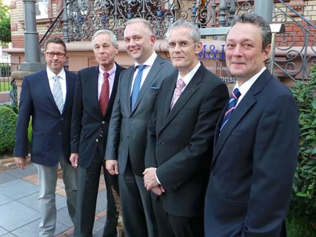 Auf dem Bild: Vorstand Matthias Mauer (3. v. l.) und Vorstand Jürgen Lessnich (4. v. l.)