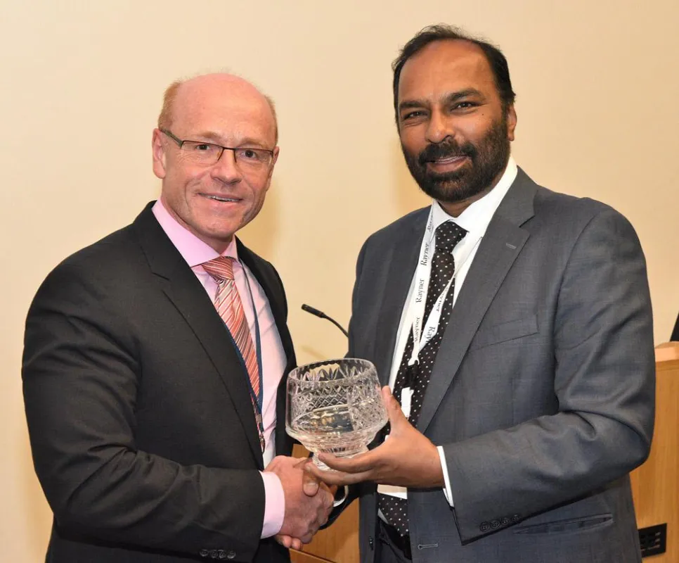 Milind Pande MBBS, DO, FRCS, FRCOphth überreicht Prof. Dr. Burkhard Dick die Kristallschale.