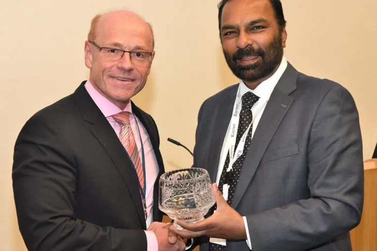 Britische Augenärzte ehren Bochumer Klinikdirektor Professor Burkhard Dick Bild: Britische Augenärzte ehren Bochumer Klinikdirektor Professor Burkhard Dick