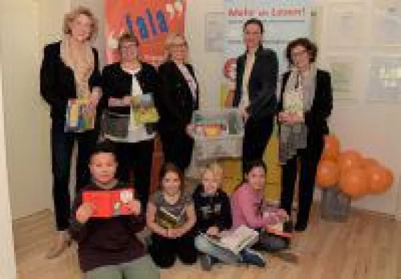 Bild: Für Landshuter Schüler: Start von MENTOR - Die Leselernhelfer mit Übergabe einer Lesebox durch ALDI SÜD