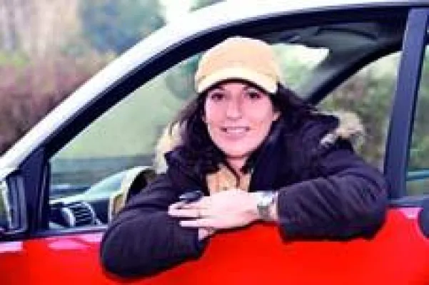 Bild: Unfall, was nun? Praktische Informationen für Autofahrerinnen.