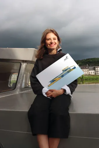 Thea Sparmeier gewinnt Designwettbewerb für den Elektro-Katamaran - Neue Frisia-Fähre im individuellen Look Bild: Thea Sparmeier gewinnt Designwettbewerb für den Elektro-Katamaran - Neue Frisia-Fähre im individuellen Look