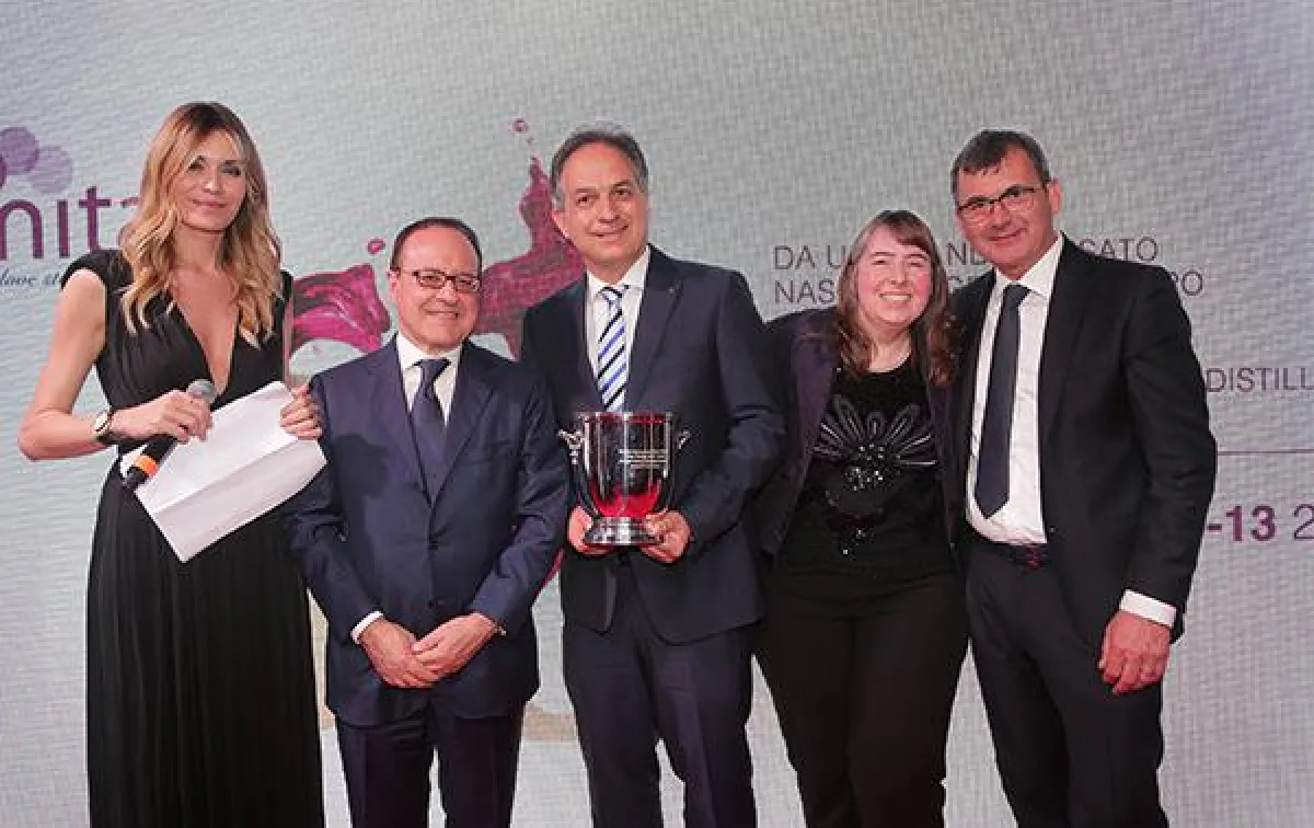 Weingut Anselmann (Mitte) erhält Grand Vinitaly Special Award 2016 (Foto: Ennevi/Stefano Valentino)