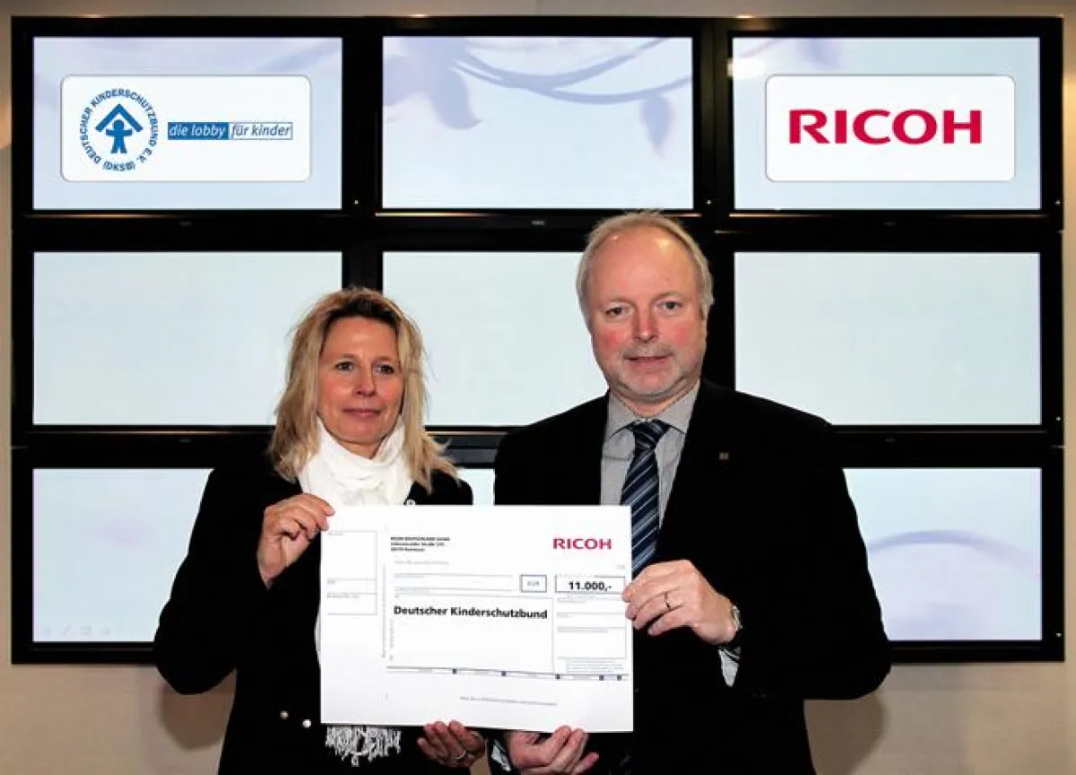 Symbolische Scheckübergabe: Uwe Jungk (CEO von Ricoh Deutschland) und Astrid Schlüter, stellvertretende Geschäftsführerin des DKSB
