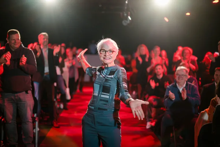 Bild: Mit dem Thema "Berufsorientierung lebenslang" gewinnt Hanna Sostak den internationalen Speaker Slam 2023