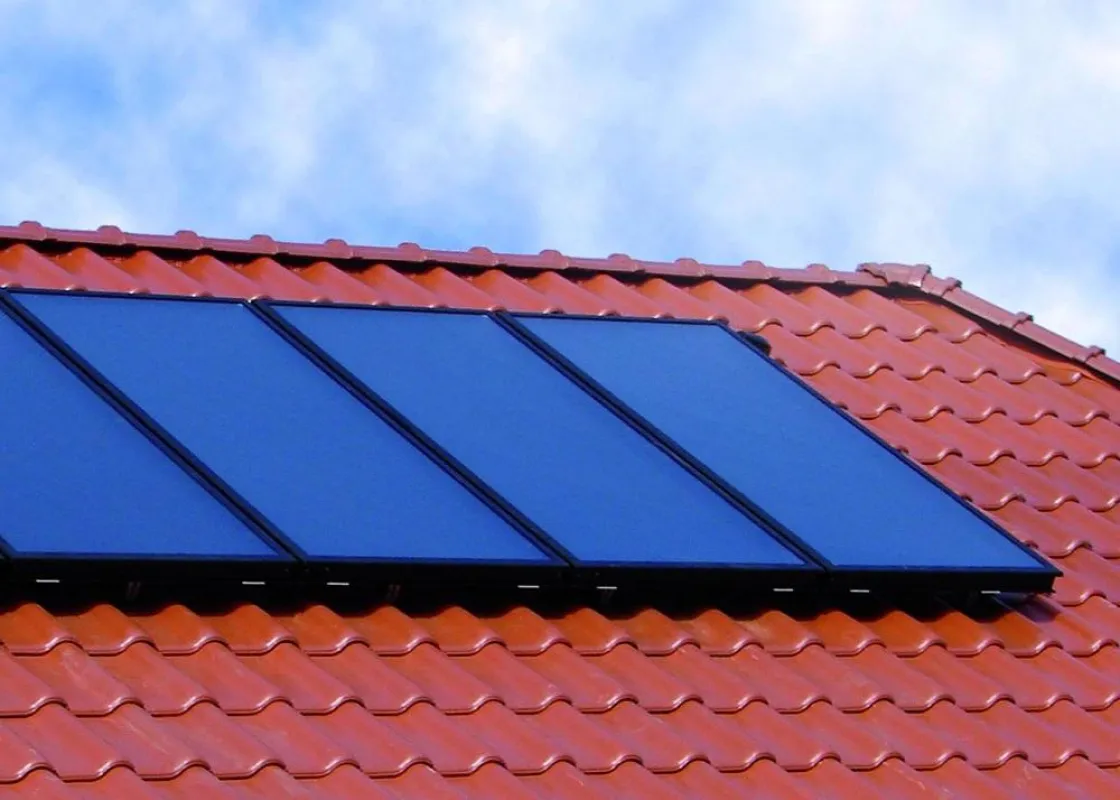 Solarthermie-Anlagen decken bis zu 25 Prozent des Wärmebedarfes eines Hauses, den Warmwasserbedarf im Jahresmittel zu 60 Prozent.