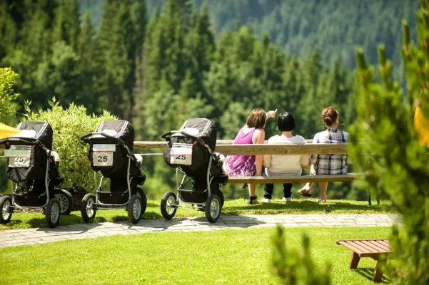 Bild: Wandern mit dem Kinderwagen