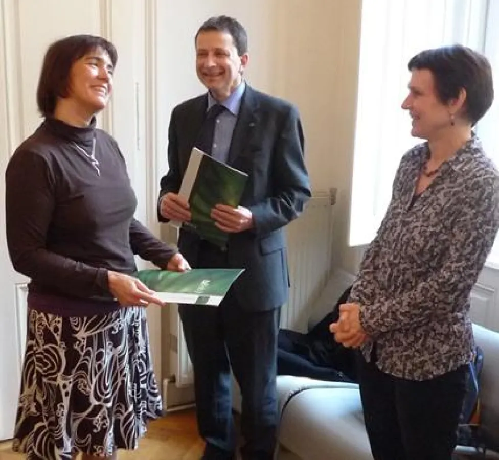 Diplomvergabe an der Weiterbildungsakademie Österreich (Wien); v.l.n.r.: Ilona Munique (WEGA-Team), DI Bernhard Keiler (LFI), Mag.a Karin Reisinger (wba)