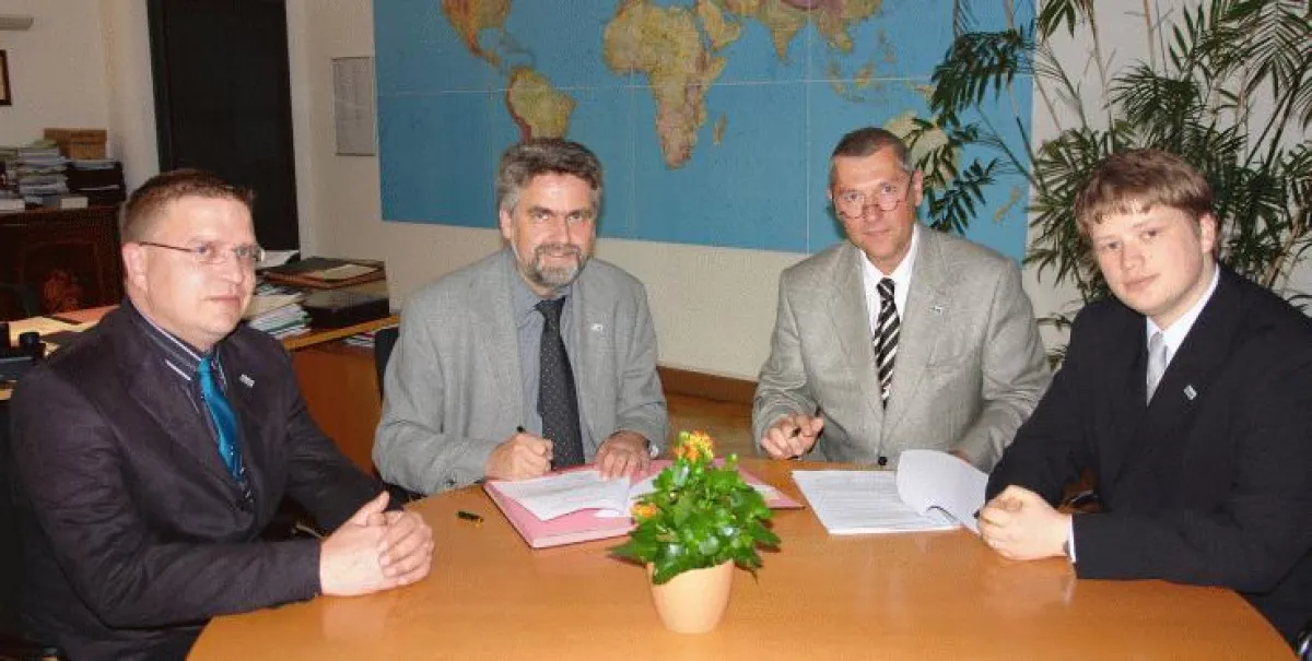 Unterzeichnung des An-Instituts-Vertrags. Von links: Jens-Uwe Just, Prof. Armin Willingmann, Rektor der HS Harz, Prof. Fischer-Hirchert, Geschäftsführer der HarzOptics GmbH, Christian Reinboth