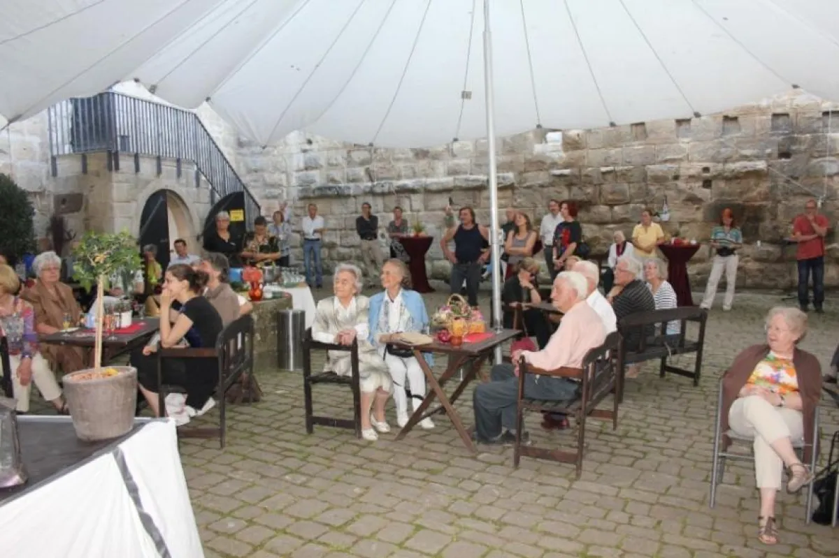 Viele Besucher zur Vernissage von Margret Duisberg
