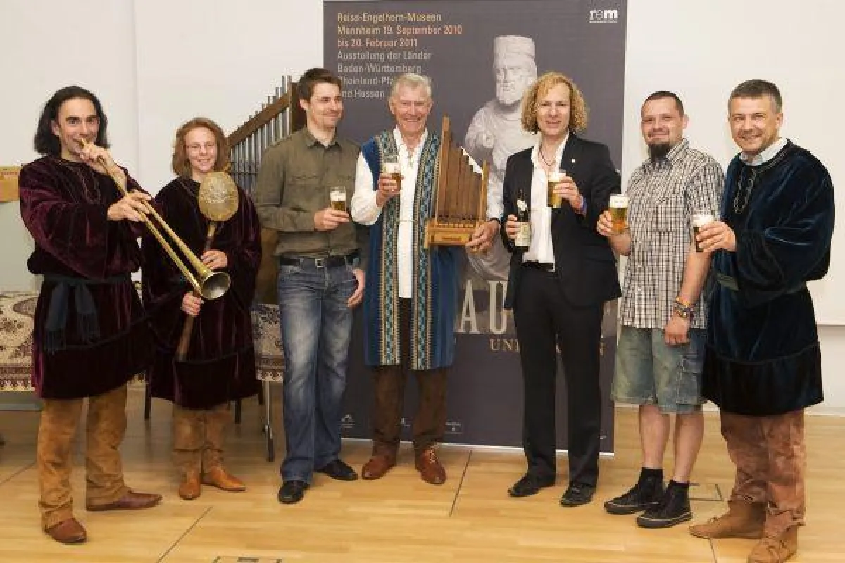 Auf das Gelingen der Staufer-Ausstellung stoßen an: Andreas, Anke, Thomas und Prof. Wolfgang Spindler (Capella Antiqua Bambergensis),  Sebastian Kaiser (HDM-I),  Dr. Alexander Schubert (Koordinator St