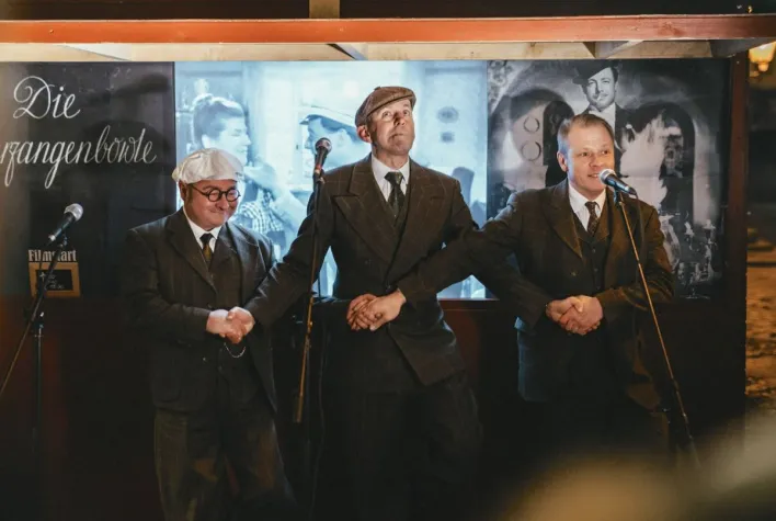 Bild: "Die Herr´n von der Tankstelle" singen an der Feuerzangenbowle im Nikolaiviertel Schlager aus UFA-Tonfilmen