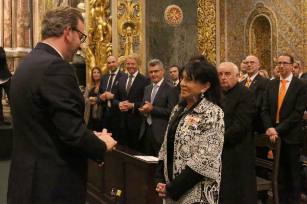 Bild: Regine Sixt erhält seltene Auszeichnung des Souveränen Malteser-Ritterordens für außergewöhnliche Leistungen