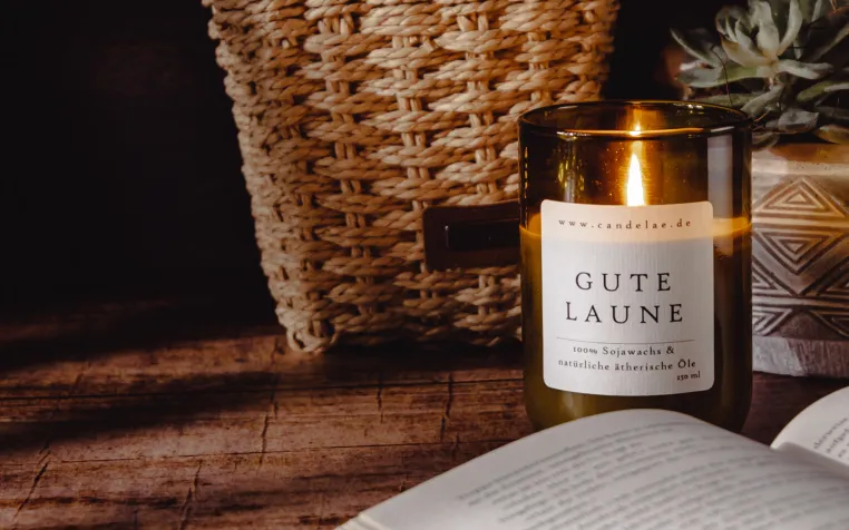 Bild: Candelae - Natürliche, handgefertigte Kerzen aus recycelten Weinflaschen, Sojawachs und ätherischen Ölen