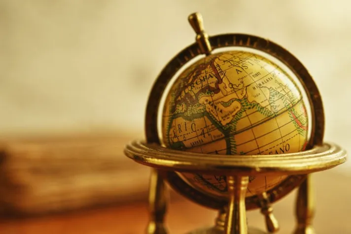 Bild: Das Team der Media Exklusiv GmbH erläutert die Geschichte der Standgloben